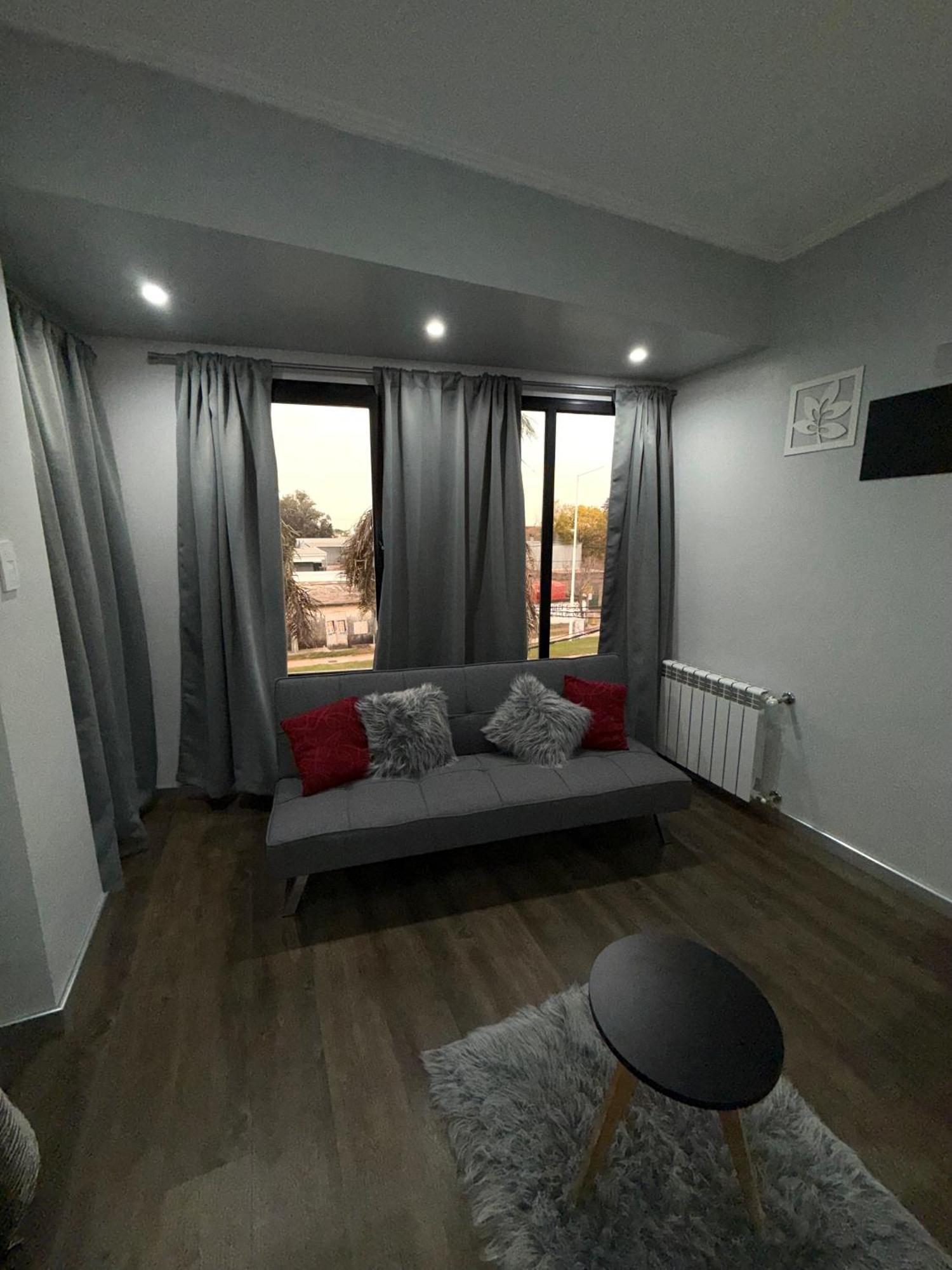 Escala Uno 3* Santo Tomé